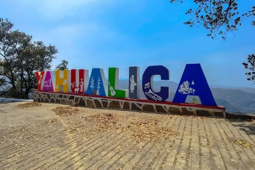 Tras más de 24 horas de tensión en la comunidad de Mecatlán, municipio de Yahualica, Hidalgo, la presidenta municipal Francisca Lara Velázquez fue liberada la noche del lunes luego de ser retenida por habitantes inconformes, quienes la obligaron a entregar 1 millón 300 mil pesos en efectivo para la realización de la fiesta patronal en honor a Corpus Christi.