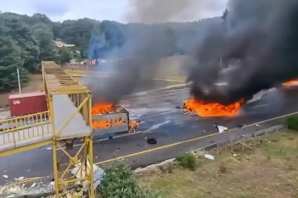 La mañana de este lunes se registró un aparatoso accidente en el kilómetro 43 de la carretera México-Toluca, a la altura de Río Hondito, en el municipio de Ocoyoacac, Estado de México.