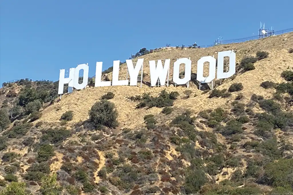 En una medida sin precedentes, el presidente de Estados Unidos, Donald Trump, ha declarado una nueva guerra comercial, esta vez dirigida a la industria cinematográfica, a través de su red social Truth Social, Trump anunció la imposición de un arancel del 100% a todas las películas producidas fuera del país.