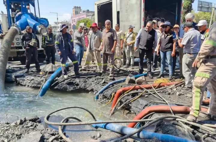 Una enorme fuga de agua potable registrada el pasado domingo en la colonia 20 de Noviembre, en la alcaldía Venustiano Carranza, Ciudad de México, fue finalmente reparada por la Secretaría de Gestión Integral del Agua (Segiagua).