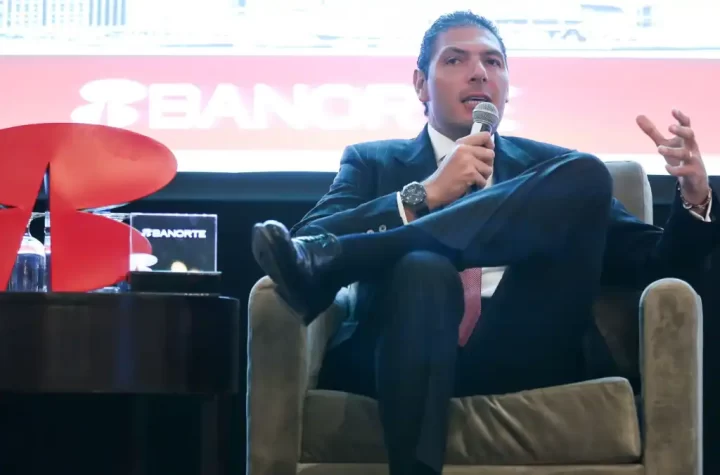 En medio del contexto internacional marcado por la incertidumbre económica y comercial, el presidente de Grupo Financiero Banorte, Carlos Hank González, hizo un llamado a los mexicanos a adoptar una actitud más optimista y proactiva para construir un mejor país.
