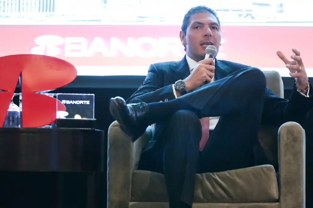 En medio del contexto internacional marcado por la incertidumbre económica y comercial, el presidente de Grupo Financiero Banorte, Carlos Hank González, hizo un llamado a los mexicanos a adoptar una actitud más optimista y proactiva para construir un mejor país.