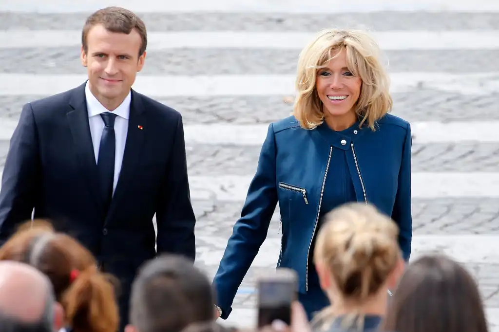 Un curioso episodio protagonizado por el presidente francés Emmanuel Macron y su esposa, Brigitte, se volvió viral este lunes, luego de que se difundieran imágenes en las que ella parece darle una bofetada al mandatario a su llegada a Vietnam.