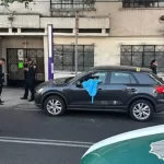 Una tercera unidad, presuntamente vinculada al asesinato de dos funcionarios cercanos a la jefa de Gobierno de la Ciudad de México, Clara Brugada, fue localizada este miércoles. Se trata de una camioneta blanca tipo Urvan con placas sobrepuestas, la cual habría sido utilizada como “muro” para facilitar la fuga de los agresores.