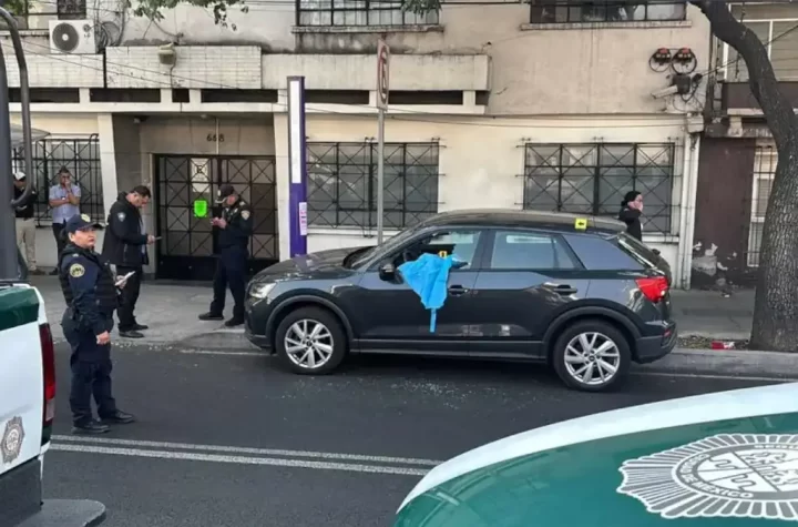 Una tercera unidad, presuntamente vinculada al asesinato de dos funcionarios cercanos a la jefa de Gobierno de la Ciudad de México, Clara Brugada, fue localizada este miércoles. Se trata de una camioneta blanca tipo Urvan con placas sobrepuestas, la cual habría sido utilizada como “muro” para facilitar la fuga de los agresores.