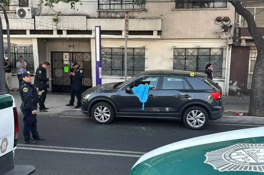 Una tercera unidad, presuntamente vinculada al asesinato de dos funcionarios cercanos a la jefa de Gobierno de la Ciudad de México, Clara Brugada, fue localizada este miércoles. Se trata de una camioneta blanca tipo Urvan con placas sobrepuestas, la cual habría sido utilizada como “muro” para facilitar la fuga de los agresores.