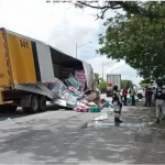 En un hecho poco común, habitantes del municipio de Metztitlán, Hidalgo, sorprendieron gratamente al actuar con solidaridad y responsabilidad luego de un accidente vial sobre la carretera federal México-Tampico. El siniestro involucró a un tráiler cargado con frutas y verduras que volcó en dicha vía. Lejos de aprovechar la situación para robar la mercancía, como tristemente suele ocurrir, los pobladores optaron por brindar ayuda inmediata al conductor herido.