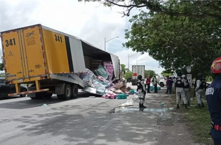 En un hecho poco común, habitantes del municipio de Metztitlán, Hidalgo, sorprendieron gratamente al actuar con solidaridad y responsabilidad luego de un accidente vial sobre la carretera federal México-Tampico. El siniestro involucró a un tráiler cargado con frutas y verduras que volcó en dicha vía. Lejos de aprovechar la situación para robar la mercancía, como tristemente suele ocurrir, los pobladores optaron por brindar ayuda inmediata al conductor herido.