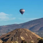 Este viernes 23 de mayo, un globo aerostático de la empresa Sky Balloons México se desplomó en el municipio de San Martín de las Pirámides, en la zona arqueológica de Teotihuacán, Estado de México, dejando un saldo preliminar de 12 personas lesionadas.