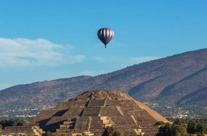 Este viernes 23 de mayo, un globo aerostático de la empresa Sky Balloons México se desplomó en el municipio de San Martín de las Pirámides, en la zona arqueológica de Teotihuacán, Estado de México, dejando un saldo preliminar de 12 personas lesionadas.