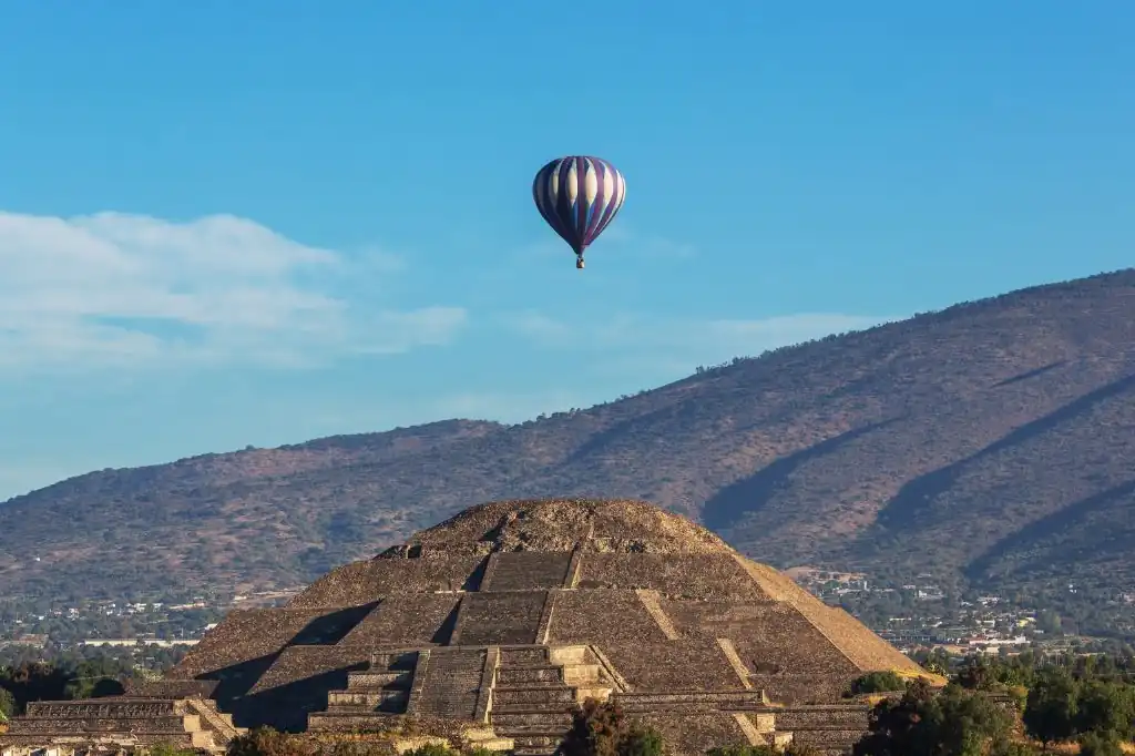Este viernes 23 de mayo, un globo aerostático de la empresa Sky Balloons México se desplomó en el municipio de San Martín de las Pirámides, en la zona arqueológica de Teotihuacán, Estado de México, dejando un saldo preliminar de 12 personas lesionadas.