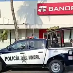 Una intensa movilización de fuerzas policiacas se registró la mañana de este miércoles en el centro de Salina Cruz, Oaxaca, tras el reporte de un presunto secuestro exprés en la sucursal de Banorte, ubicada en la esquina de las calles Mazatlán y Ávila Camacho.