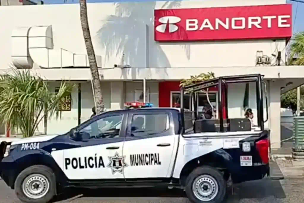 Una intensa movilización de fuerzas policiacas se registró la mañana de este miércoles en el centro de Salina Cruz, Oaxaca, tras el reporte de un presunto secuestro exprés en la sucursal de Banorte, ubicada en la esquina de las calles Mazatlán y Ávila Camacho.