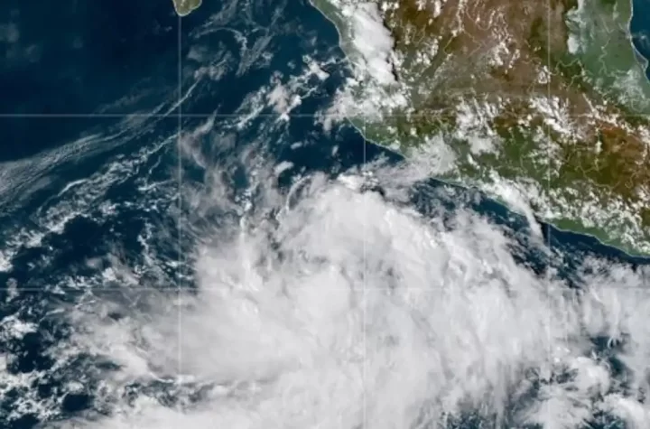 La mañana de este lunes, la Comisión Nacional del Agua (Conagua) confirmó que la tormenta tropical Barbara se intensificó a huracán categoría 1, mientras se desplaza frente a las costas de Colima y Jalisco.