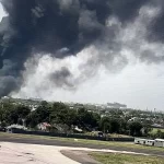 Al menos 100 personas perdieron la vida este jueves cuando un avión de Air India con destino a Londres se estrelló pocos minutos después de despegar del aeropuerto de Ahmedabad, en el oeste de la India.