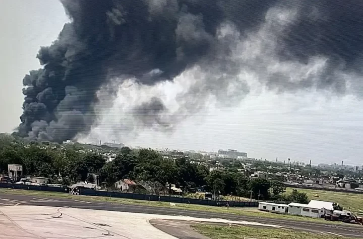Al menos 100 personas perdieron la vida este jueves cuando un avión de Air India con destino a Londres se estrelló pocos minutos después de despegar del aeropuerto de Ahmedabad, en el oeste de la India.
