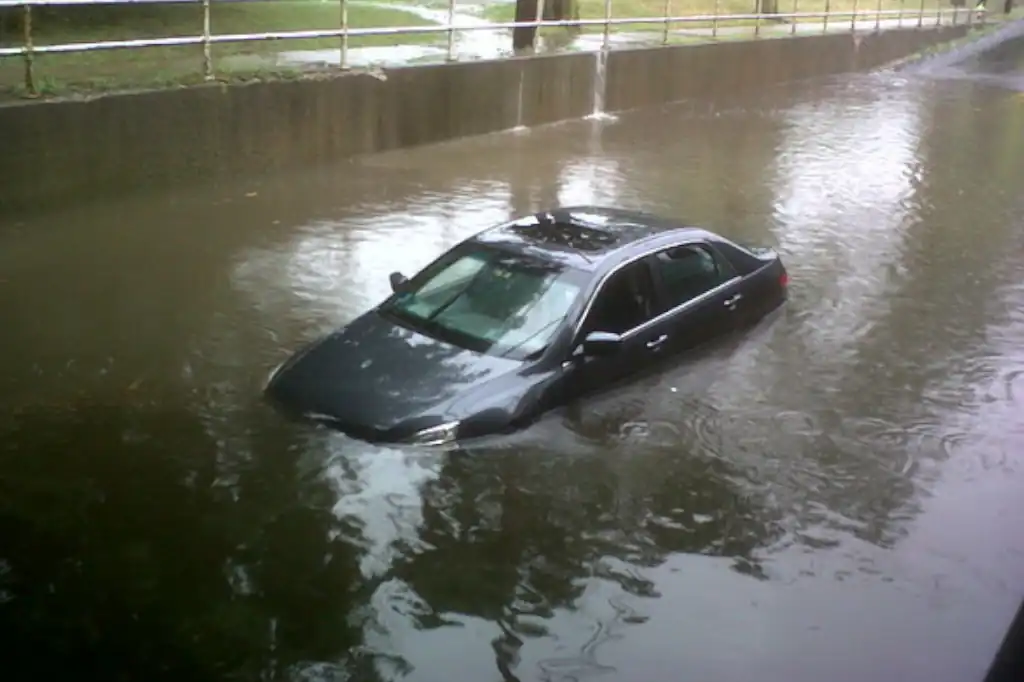 Durante la temporada de lluvias en México, las inundaciones en calles y avenidas se vuelven cada vez más comunes, y con ellas, surge una duda frecuente entre los automovilistas: ¿quién cubre los daños si mi auto se inunda, el gobierno o el seguro?