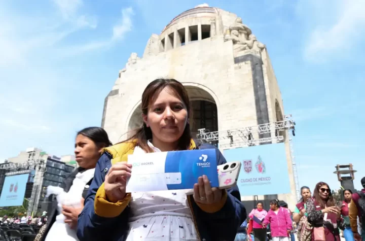 La jefa de Gobierno de la Ciudad de México, Clara Brugada, encabezó este lunes la entrega de apoyos económicos a 9 mil 400 mujeres embarazadas, como parte del nuevo programa social Mujeres Sanas, Infancias Protegidas.