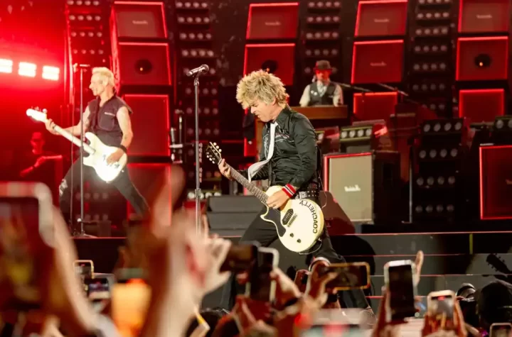 Green Day protagonizó un momento inesperado al bajar a un fan del escenario por tocar “Wonderwall” de Oasis, en lugar de acompañarlos con su clásica balada “Good Riddance (Time of Your Life)”.