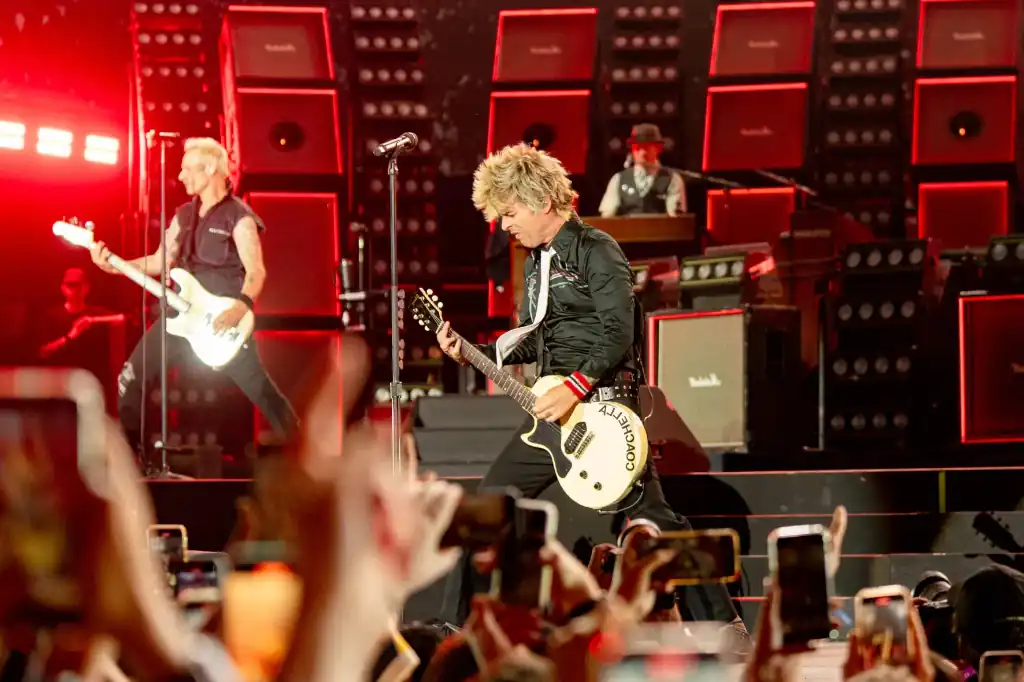 Green Day protagonizó un momento inesperado al bajar a un fan del escenario por tocar “Wonderwall” de Oasis, en lugar de acompañarlos con su clásica balada “Good Riddance (Time of Your Life)”.
