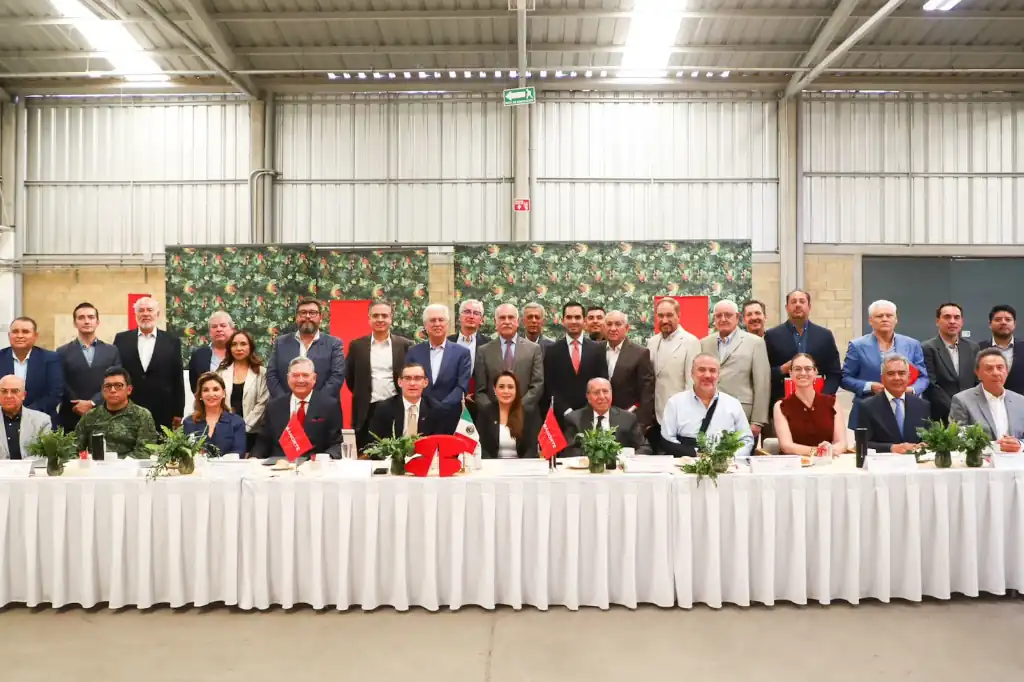 Durante la Sesión del Consejo Local del Grupo Financiero Banorte, celebrada en las instalaciones de Satin Export, la gobernadora Tere Jiménez fue invitada especial y recibió el respaldo del sector financiero por el crecimiento económico que ha experimentado la entidad.