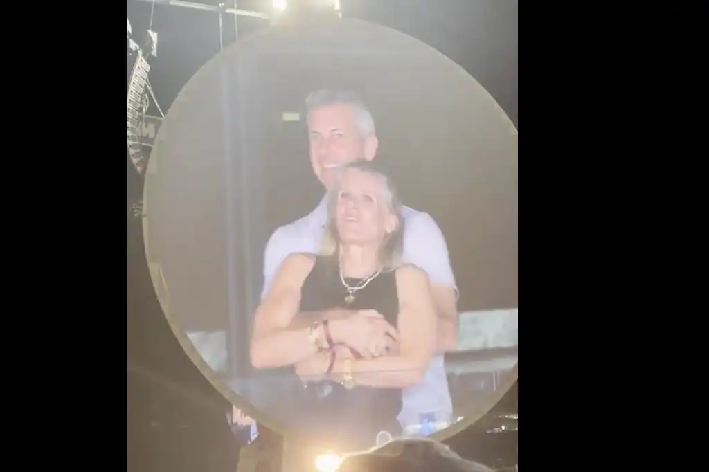 Coldplay revela por accidente infidelidad de ejecutivos durante concierto en Boston.