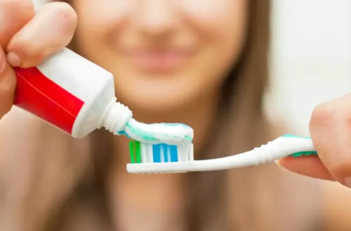 La Comisión Federal para la Protección contra Riesgos Sanitarios (Cofepris) emitió una alerta sanitaria el pasado 4 de agosto y ordenó el retiro del mercado de la pasta dental Colgate Total Prevención Activa CLEAN MINT, tras reportes de reacciones adversas en algunos usuarios.