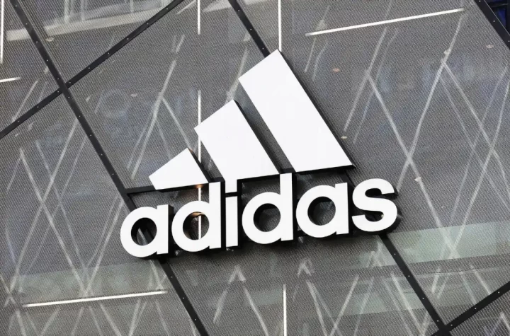 Oaxaca exige a Adidas retirar huarache por plagio y ofrecer disculpa por apropiación cultural.