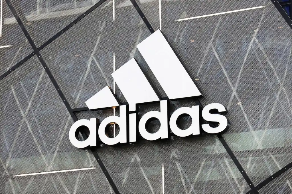 Oaxaca exige a Adidas retirar huarache por plagio y ofrecer disculpa por apropiación cultural.