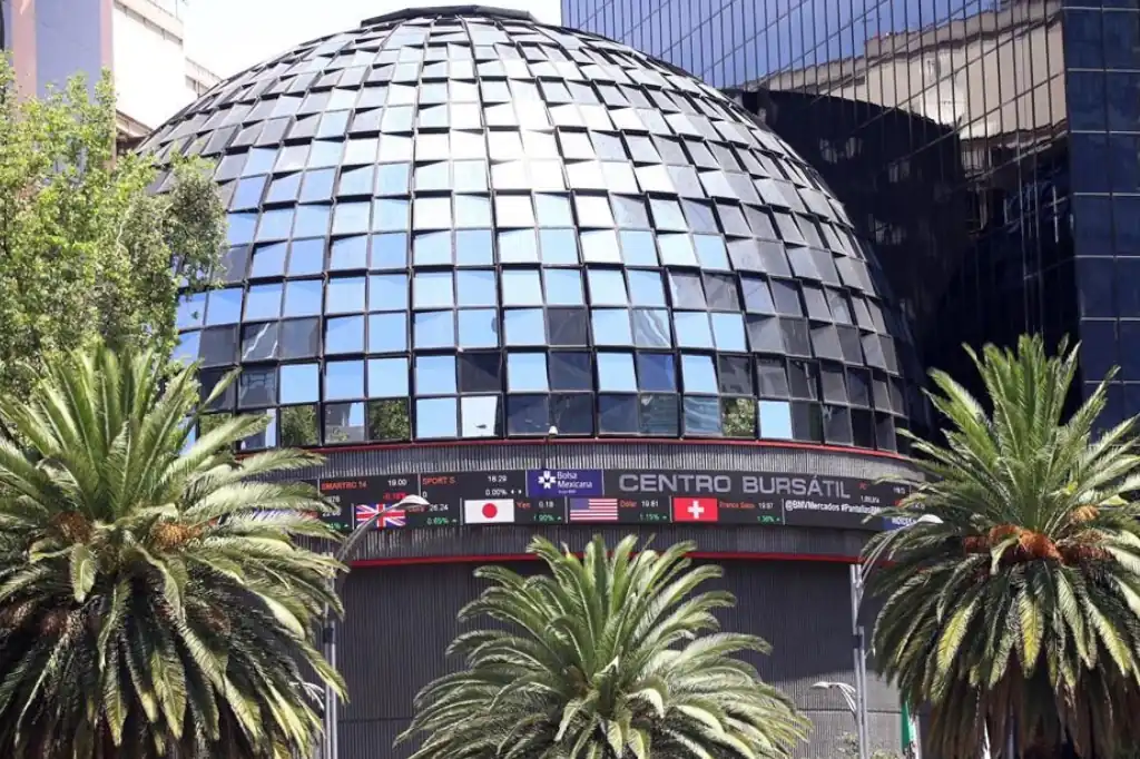 La Bolsa mexicana cerró este martes con ganancias, destacando el desempeño de Banorte y Peñoles, en una jornada marcada por las expectativas de recortes a las tasas de interés tanto en México como en Estados Unidos.