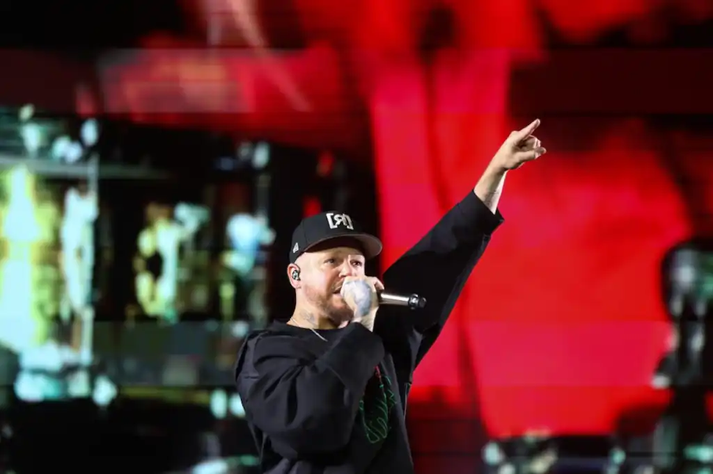 Más de 180 mil personas se congregaron en el Zócalo capitalino para presenciar el esperado concierto de René Pérez, mejor conocido como Residente, quien hizo vibrar la plaza con su mezcla de ritmos urbanos y mensajes contundentes.