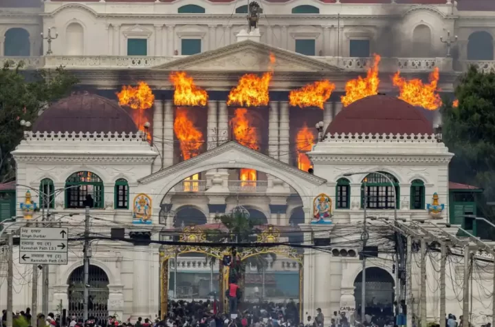 Nepal vive sus disturbios más violentos en décadas tras una serie de protestas lideradas por jóvenes de la Generación Z que derivaron en la renuncia del primer ministro KP Sharma Oli.