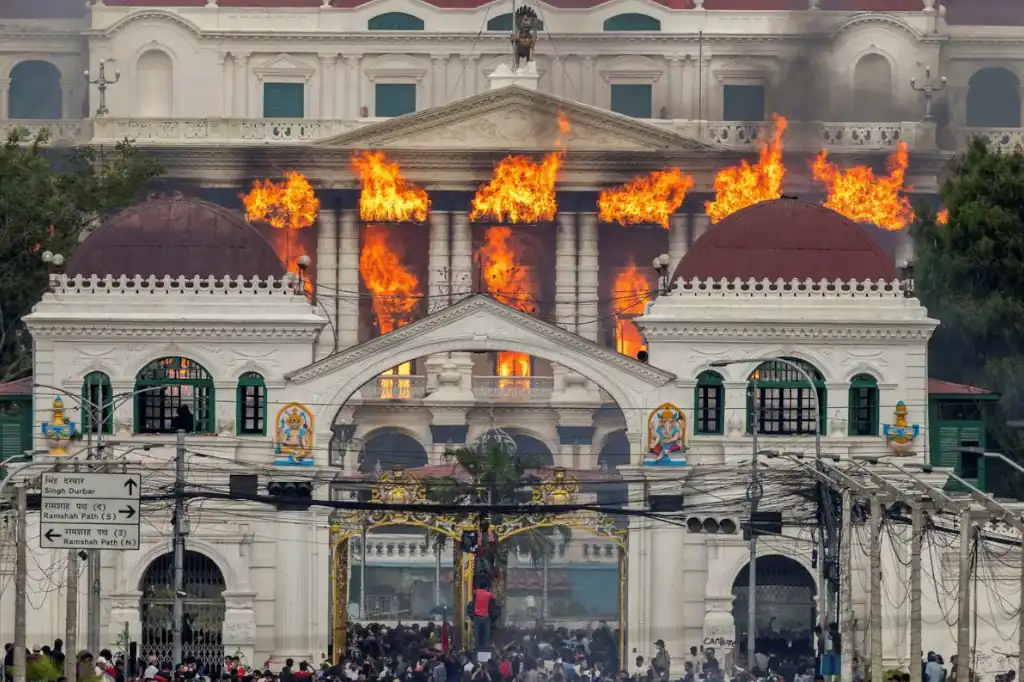 Nepal vive sus disturbios más violentos en décadas tras una serie de protestas lideradas por jóvenes de la Generación Z que derivaron en la renuncia del primer ministro KP Sharma Oli.