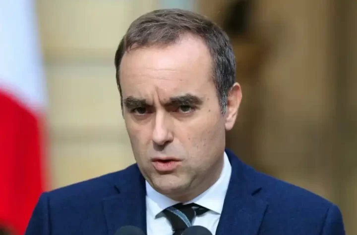 En un giro político inesperado, el primer ministro francés, Sébastien Lecornu, presentó este lunes su dimisión a tan solo un día de haber dado a conocer su nuevo gabinete, una decisión que refleja la creciente inestabilidad política en Francia.