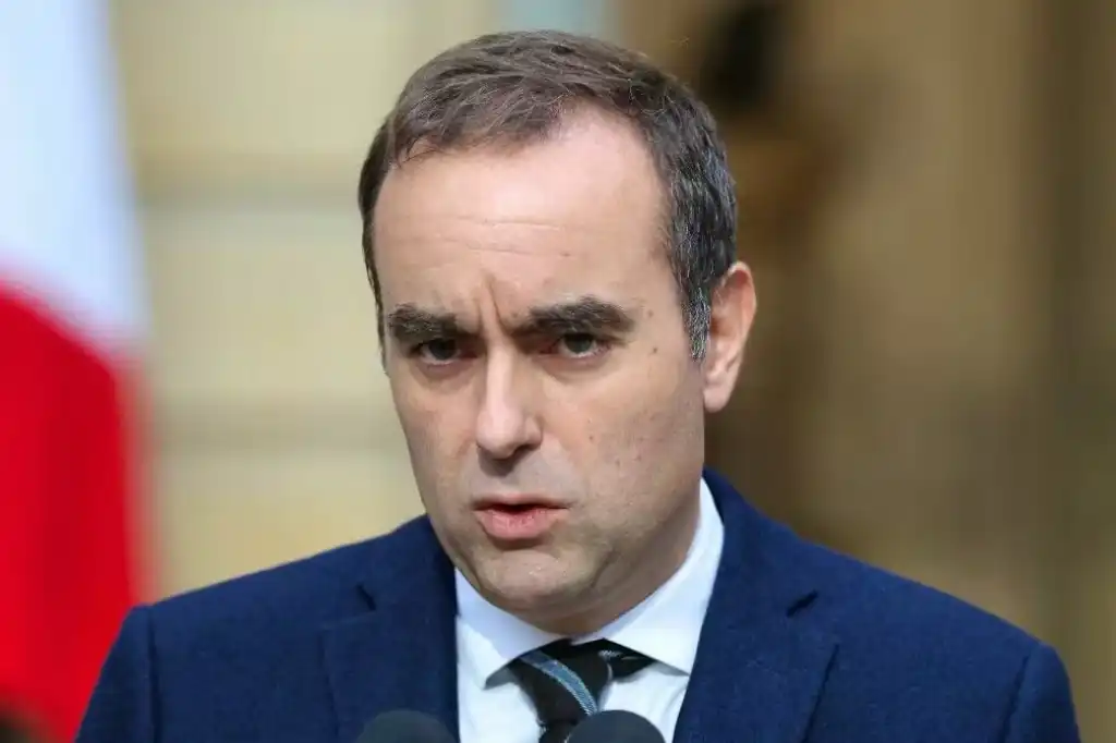 En un giro político inesperado, el primer ministro francés, Sébastien Lecornu, presentó este lunes su dimisión a tan solo un día de haber dado a conocer su nuevo gabinete, una decisión que refleja la creciente inestabilidad política en Francia.