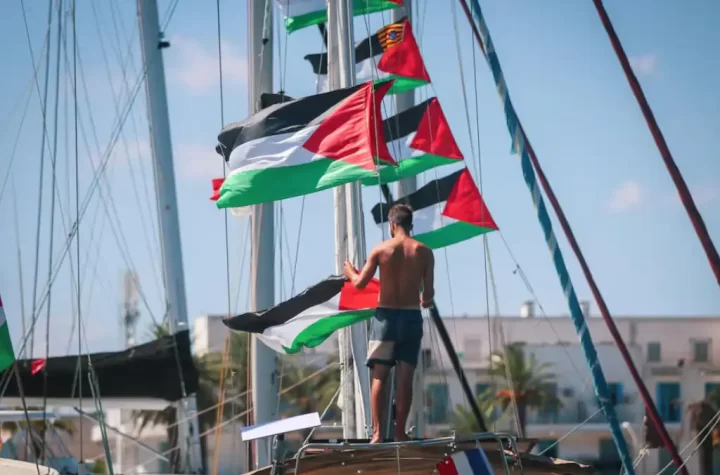 La presidenta de México, Claudia Sheinbaum, condenó este jueves la interceptación de la Global Sumud Flotilla por parte de las Fuerzas Armadas de Israel, acción que detuvo a seis ciudadanos mexicanos que participaban en la misión humanitaria hacia Gaza.