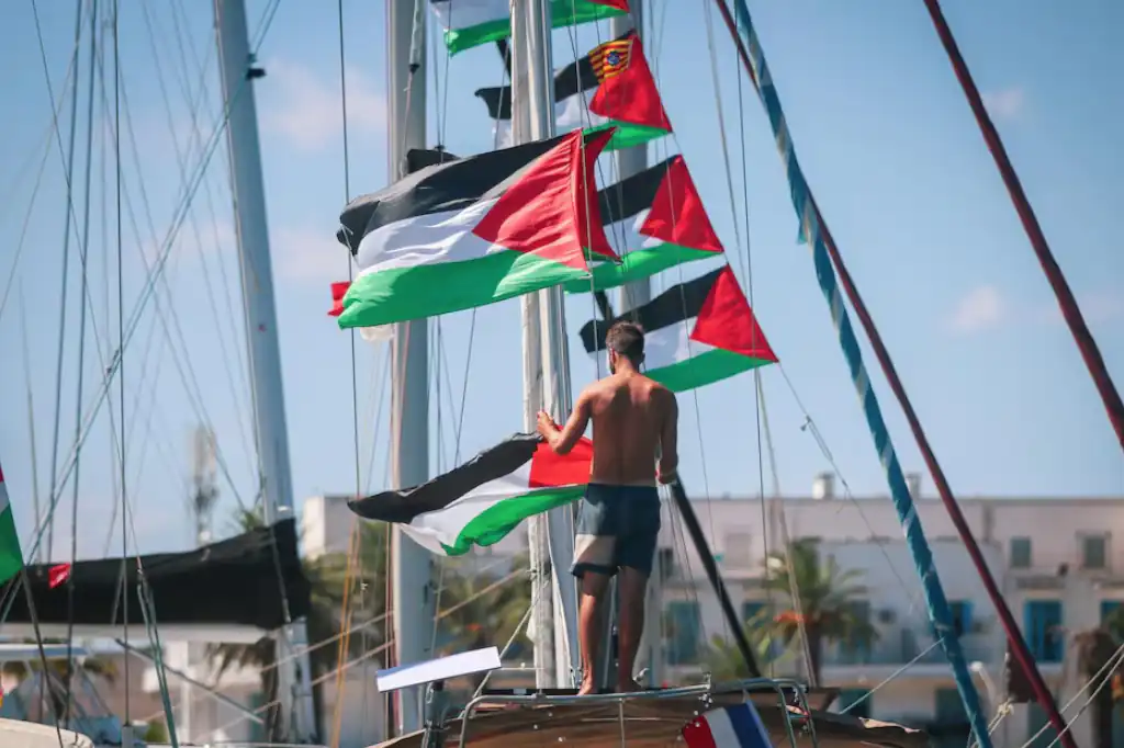 La presidenta de México, Claudia Sheinbaum, condenó este jueves la interceptación de la Global Sumud Flotilla por parte de las Fuerzas Armadas de Israel, acción que detuvo a seis ciudadanos mexicanos que participaban en la misión humanitaria hacia Gaza.