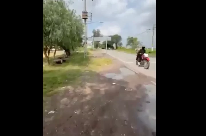 Dos sujetos atacaron a balazos este martes a un vendedor de helados, identificado como Guadalupe N. y conocido en su comunidad como ‘Don Nico’, mientras transmitía en vivo por Facebook denunciando el mal estado de una carretera en la comunidad de Urireo, municipio de Salvatierra.