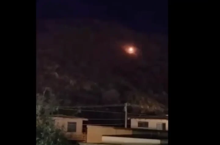 Luces misteriosas en el rancho de “El Bronco” desatan debate en redes.