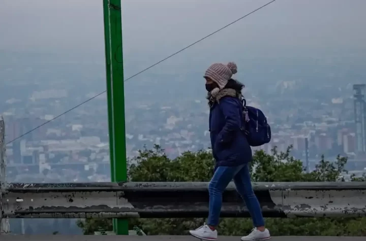 El Servicio Meteorológico Nacional (SMN) emitió una alerta por heladas y bajas temperaturas ante la llegada del frente frío número 12, que este 3 de noviembre se mantendrá estacionario sobre la Península de Yucatán y continuará afectando a gran parte del país.