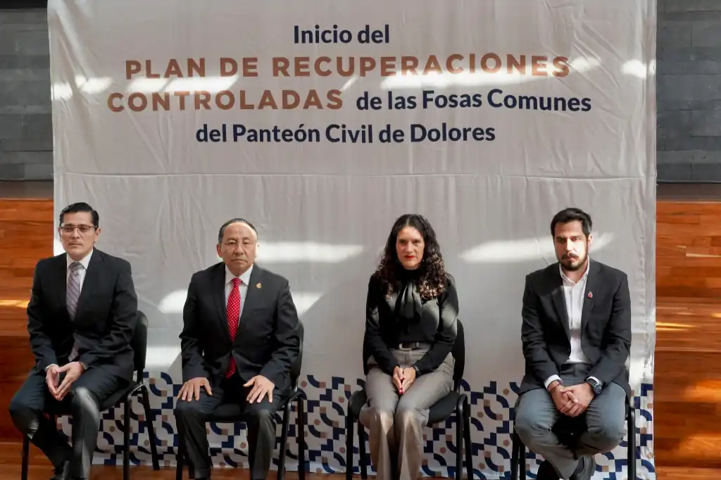 Exhuman fosa común del Panteón Civil de Dolores en búsqueda de personas desaparecidas.