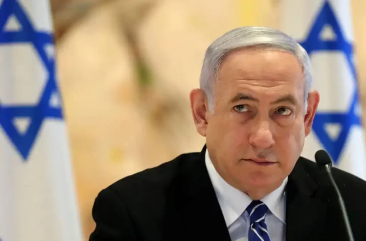 Benjamin Netanyahu solicita indulto mientras enfrenta juicio por corrupción.