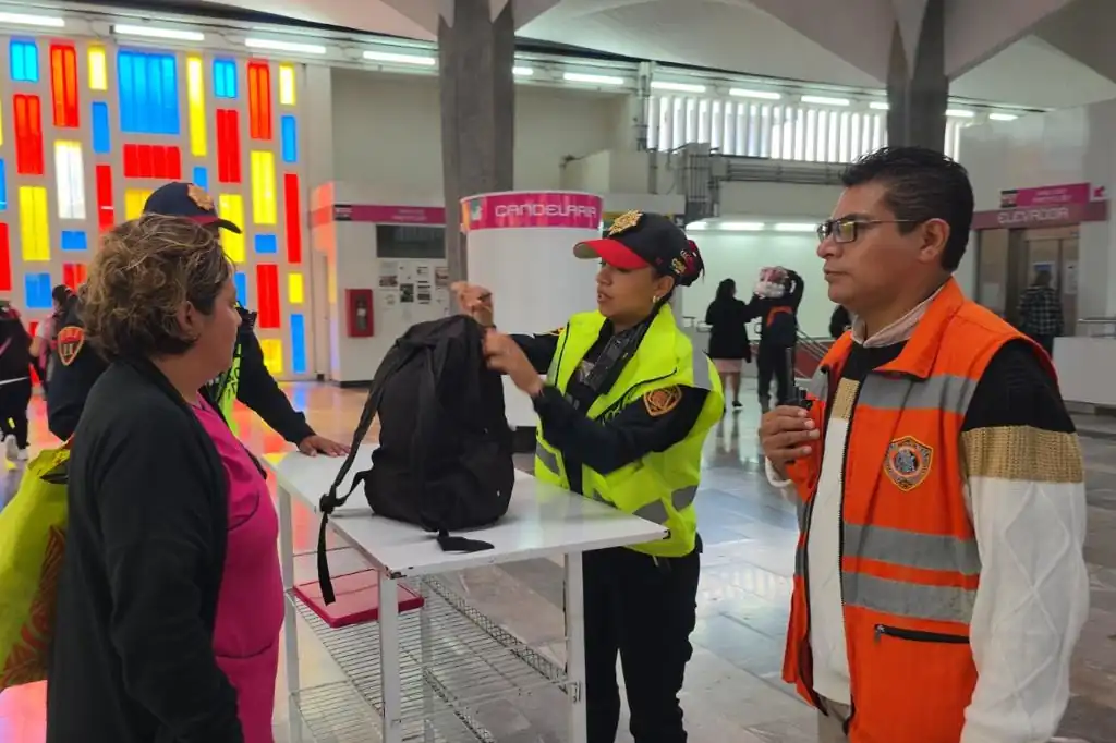Operativo Cero Pirotecnia en el Metro: revisión de mochilas para garantizar seguridad en fiestas decembrinas.