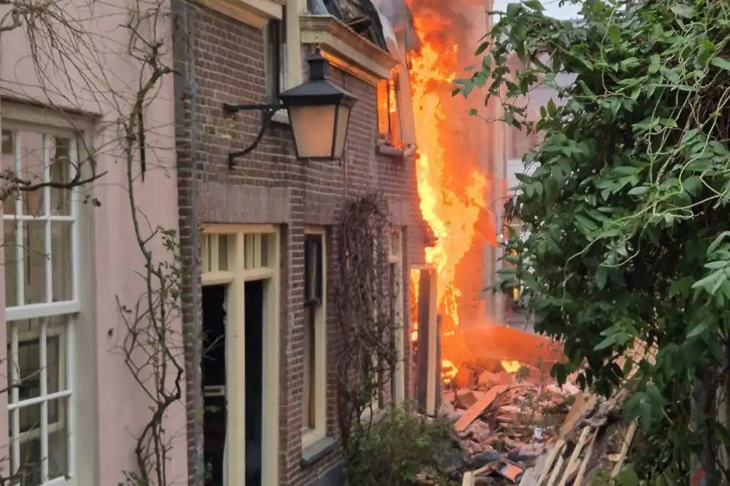 Explosión en vivienda de Utrecht deja al menos cuatro heridos y provoca gran incendio.