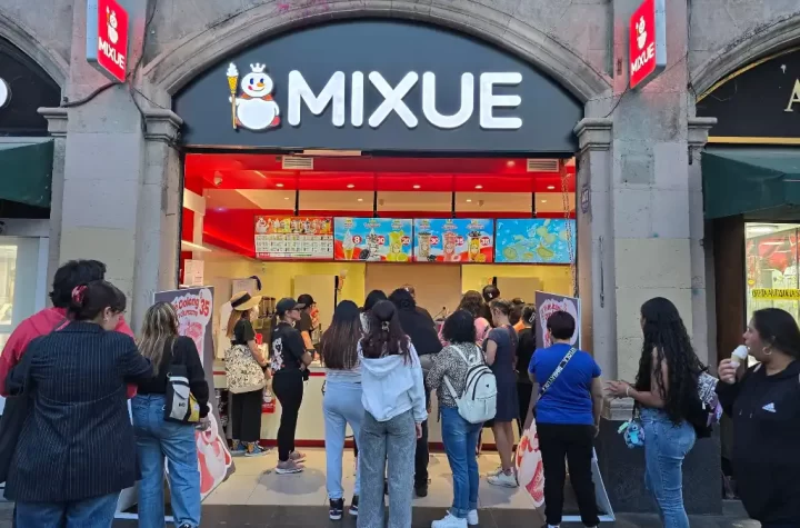 Mixue, la cadena china de bebidas, causa furor en el Zócalo de Ciudad de México