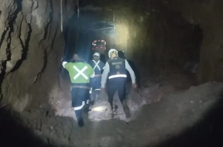 Rescatan con vida a uno de los mineros atrapados en Sinaloa tras más de 100 horas