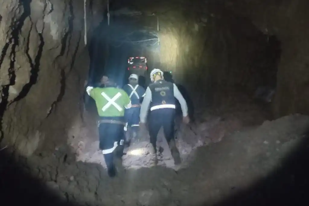 Rescatan con vida a uno de los mineros atrapados en Sinaloa tras más de 100 horas
