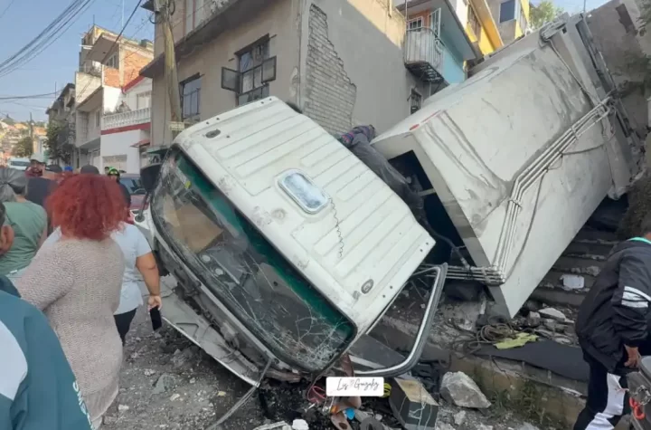 Tragedia en Naucalpan: camión de basura cae 10 metros y deja una mujer muerta