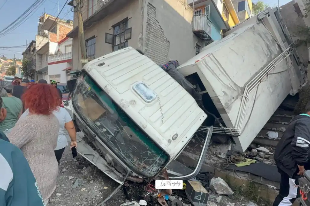 Tragedia en Naucalpan: camión de basura cae 10 metros y deja una mujer muerta