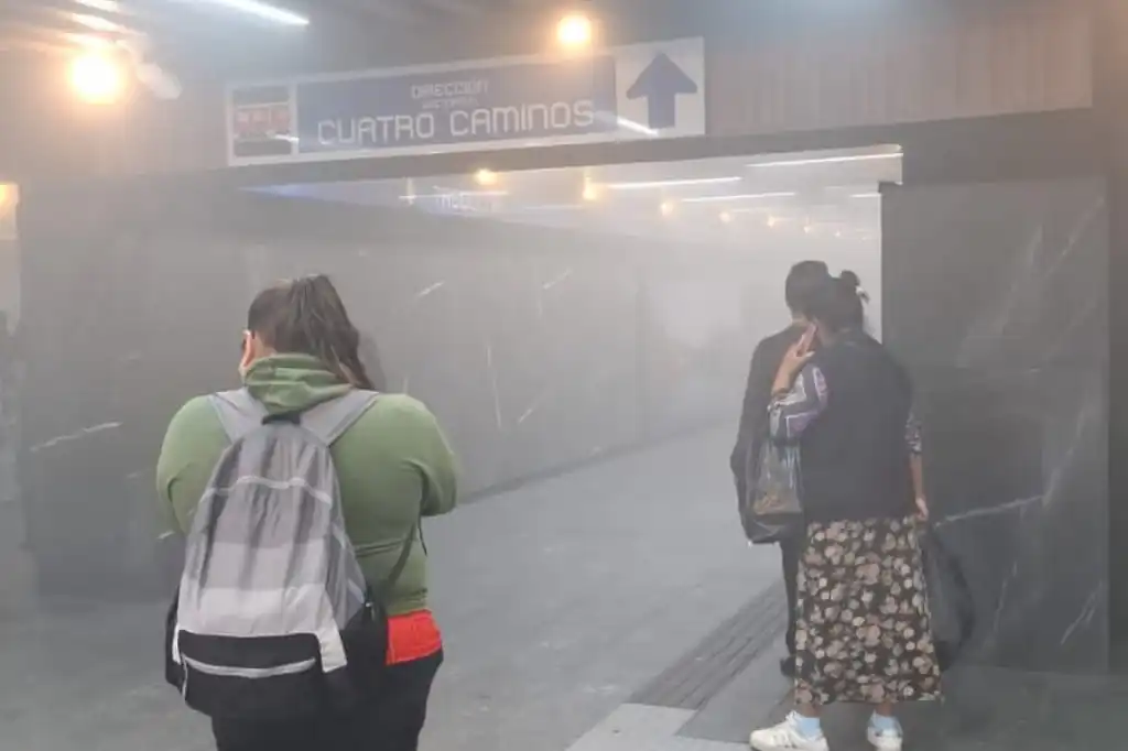 Desalojan estación del Metro Taxqueña por humo tras cortocircuito en las vías